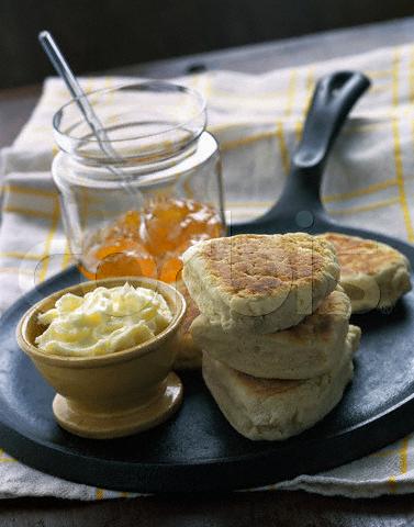 'Scone' 은 빵 속에 아무것도 넣지 않은 담백한 빵을 말한다. 버터나 잼 등을 곁들여 먹는다.