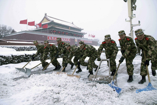 3일 중국 경찰들이 베이징시 톈안먼(天安門) 광장에 쌓인 눈을 치우고 있다. 1일부터 3일까지 중국에는 1951년 기상관측 시작 이래 가장 많은 눈이 내렸다. 폭설과 함께 닥친 한파로 눈이 얼어붙으면서 4일 베이징 시내 초중고에는 휴교령이 내려졌다