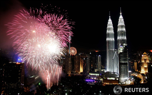 1일(현지 시간) 말레이시아 콸라룸푸르의 페트로나스 트윈 타워 인근에서 새해맞이 불꽃놀이가 펼쳐지고 있다. 