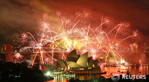 1일(현지 시간) 호주 시드니의 오페라 하우스 인근에서 새해맞이 불꽃놀이가 펼쳐지고 있다. 
