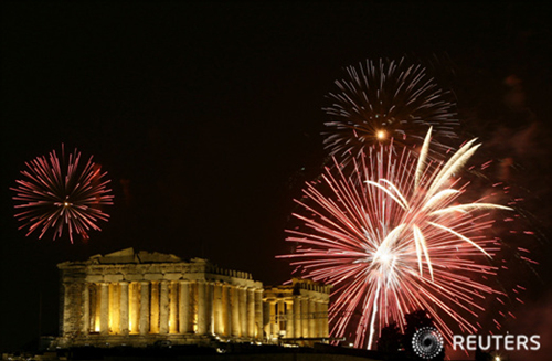 1일(현지 시간) 그리스 아테네의 파르테논 신전 뒤로 새해맞이 불꽃놀이가 펼쳐지고 있다.