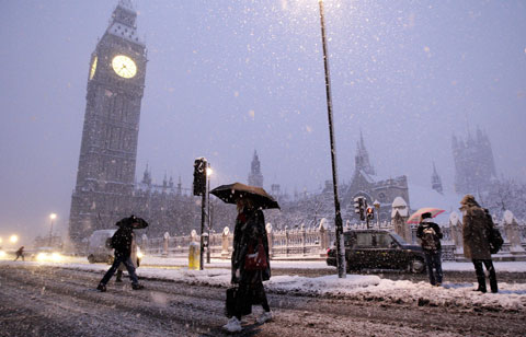 ▲ 18년 만에 내린 최대의 폭설로 교통이 끊긴 영국 런던의 시계탑 빅벤 앞 도로를 2일 시민들이 우산을 쓰고 지나가고 있다. 버스와 지하철이 마비돼 출근하지 못한 직장인이 5명 중 1명에 이른다고 영국 언론들은 전했다. /AFP 연합뉴스