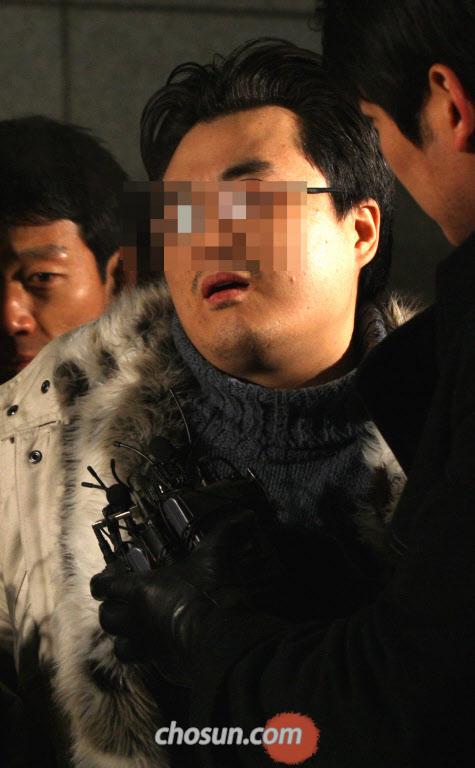 10일 밤 서울 서초동 서울중앙지검에서 '미네르바'라는 필명으로 인터넷에서 활동한 것으로 지목된 박대성씨의 구속영장이 집행됐다