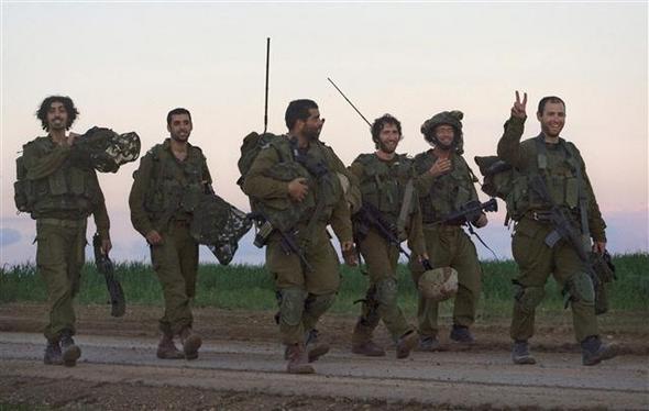 &#038;raquo; 떠나는 이스라엘 군 이스라엘 병사들이 18일 가자지구의 작전 지역에서 떠나고 있는 가운데, 한 병사가 손가락으로 승리를 의미하는 브이(V)를 그리고 있다. 가자지구/AP 연합