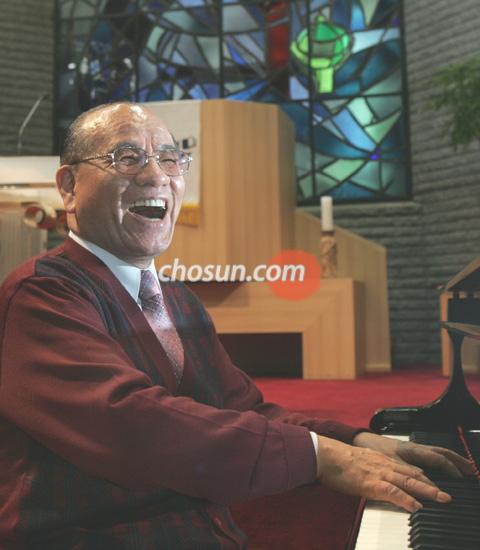 ▲ 김선태 목사가 종로구 연동교회에서 피아노를 치고 있다. 