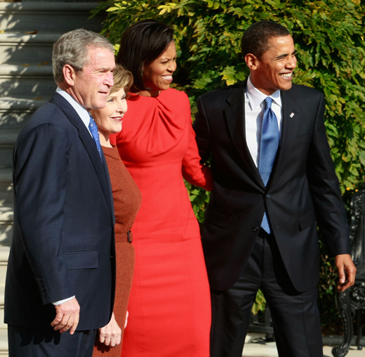 10일(현지시각) 조지 부시 미국 대통령(왼쪽)과 부인인 로라 부시(왼쪽에서 두 번째)가 버락 오바마 당선자(맨 오른쪽)과 부인인 미셸 오바마를 백악관으로 초청해 인사하고 있다.