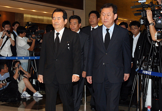 18일 오후 서울 신촌 연세대학교 세브란스 병원에 마련된 김대중 전 대통령의 빈소로 민주당 정세균 대표와 지도부가 들어오고 있다. 
