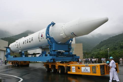 발사를 이틀 앞둔 17일 오전 한국 최초의 우주발사체 나로호(KSLV-1)가 조립을 마치고 발사대로 향하고 있다.  