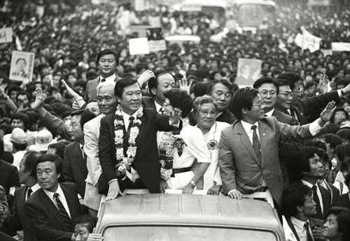 87년 9월 8일 김대중 전 대통령이 광주 금남로에서 카퍼레이드를 하며 시민들에게 손을 흔들고 있다.