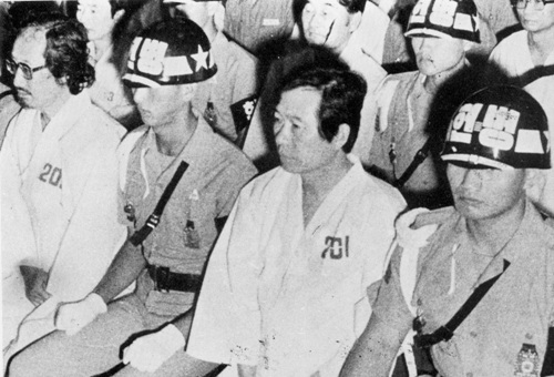 1980년 8월 14일 육군계엄보통군법회?대법정에서 김대중씨가 `내란음모사건` 첫 공판을 받고 있다. 왼쪽은 문익환 목사. 
