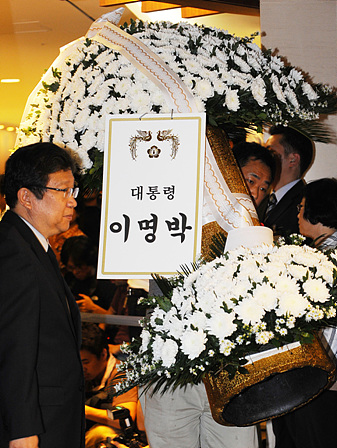 김대중 전 대통령이 서거한 18일 오후 서울 연세대 세브란스 병원에 마련된 빈소에 이명박 대통령이 보낸 화환이 들어가고 있다.
