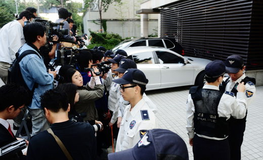 ▲ 배우 최진실씨가 자택에서 사망한 채 발견된 2일 오전 서울 잠원동 자택 주변에 경찰과 취재진이 둘러싸여 있다. 