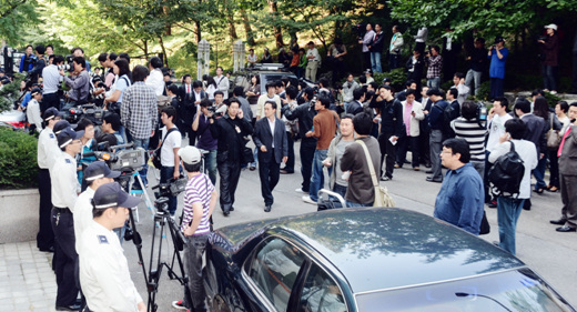 ▲ 배우 최진실씨가 자택에서 사망한 채 발견된 2일 오전 서울 잠원동 자택 주변에 경찰과 취재진이 둘러싸여 있다.