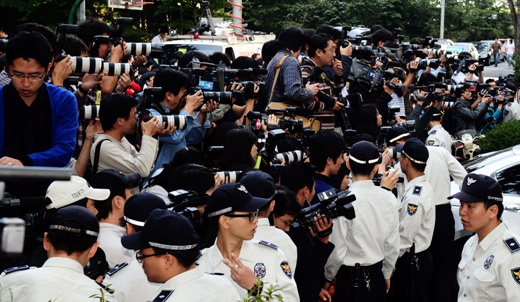 ▲ 배우 최진실씨가 자택에서 사망한 채 발견된 2일 오전 서울 잠원동 자택 주변에 경찰과 취재진이 둘러싸여 있다.