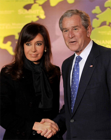 15일(현지시각) 조지 부시 미국 대통량(오른쪽)과 크리스티나 페르난데스 아르헨티나 대통령이 G20 금융정상회의에 앞서 악수를 나누고 있다. /블룸버그
