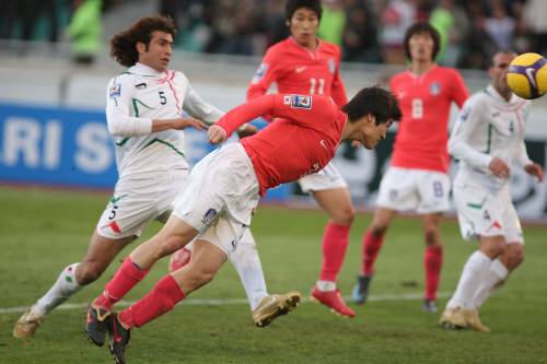박지성이 11일 테헤란 아자디스타디움에서 열린 2010년남아공월드컵 아시아예선 한국 대 이란전에서 헤딩 동점골을 터뜨리고 있다.