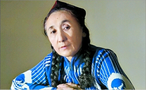 ‘위구르인의 어머니’라 불리는 레니야 카디르(60). 1992년 전국인민대표대회에서 인민대표로 선출됐으며, 1995년 베이징에서 열린 세계여성회의에 중국대표로 참가했다. 2005년에 미국에 망명해 위구르인의 현실을 알리는데 힘을 쏟고 있다.