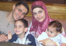 블로그를 운영하는 라일라 엘하다드와 남편, 두 자녀