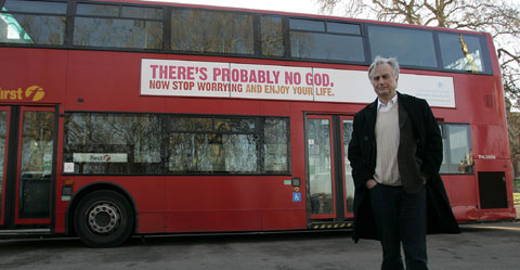 ▲ ‘만들어진 신’의 저자 리처드 도킨스가‘신은 아마도 없을 것이다’는 광고가 붙은 런던의 시내버스 앞에 서 있다. /AP 뉴시스