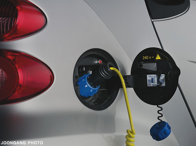 주차 시 전기콘센트를 활용해 전원을 충전하는 플러그인하이브리드자동차.
