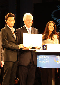 우리나라의 대표적인 영화배우이자 한류스타인 장동건씨가 3일 유엔산하 세계식량계획(World Food Programme.WFP)의 홍보대사로 위촉됐다. 사진은 빌 클린턴 전 미국 대통령이 이날 오후 홍콩 하얏트호텔에서 열린 
