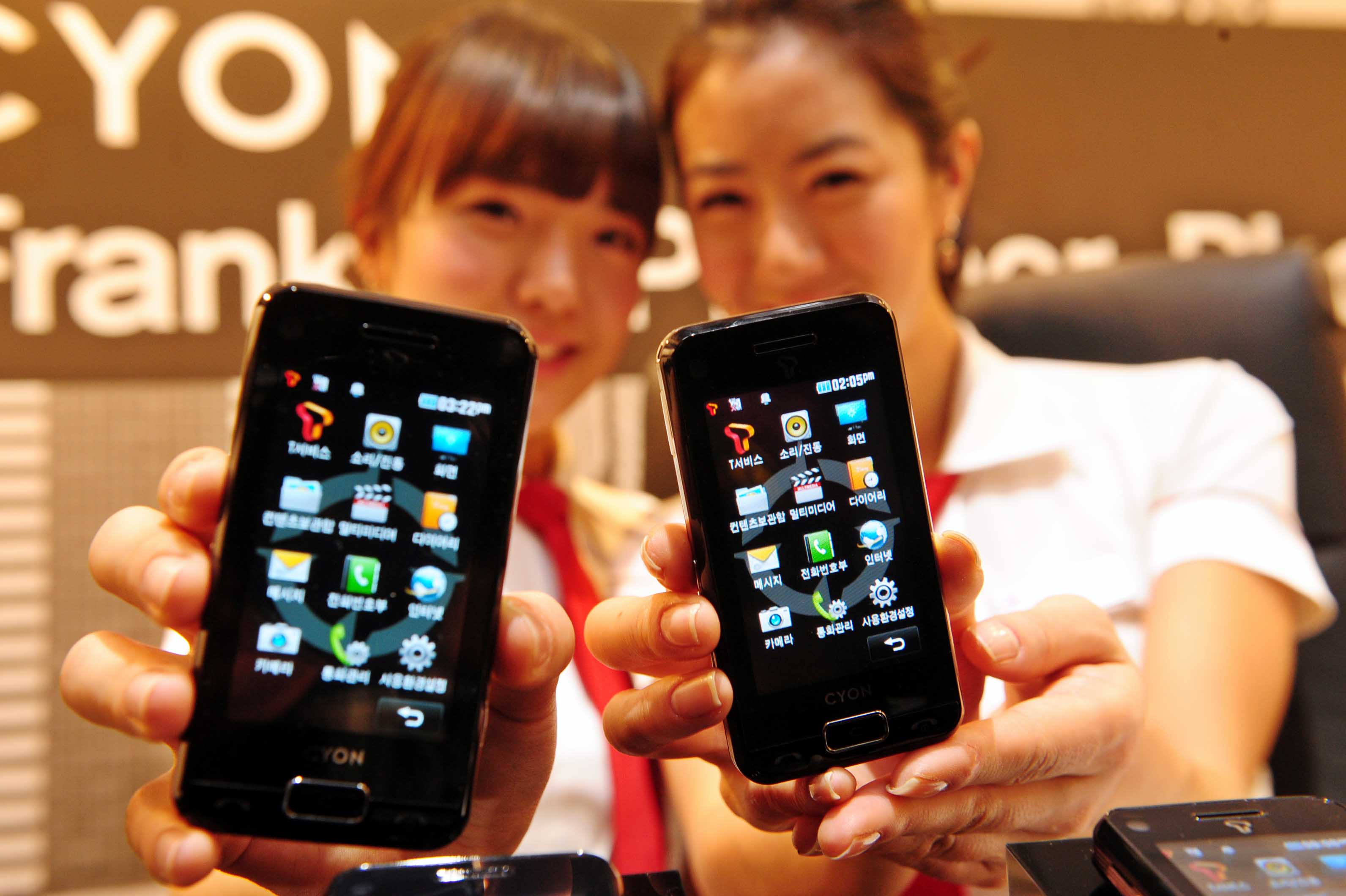 LG전자의 휴대전화 신제품인 프랭클린플래너폰 발표회가 3일 서울 여의도 LG트윈타워에서 열렸다. 이 제품은 유선은 물론 블루투스(단거리 무선통신)를 통해서도 PC와 연계해 편리하게 일정을 관리할 수 있다. [뉴시스]